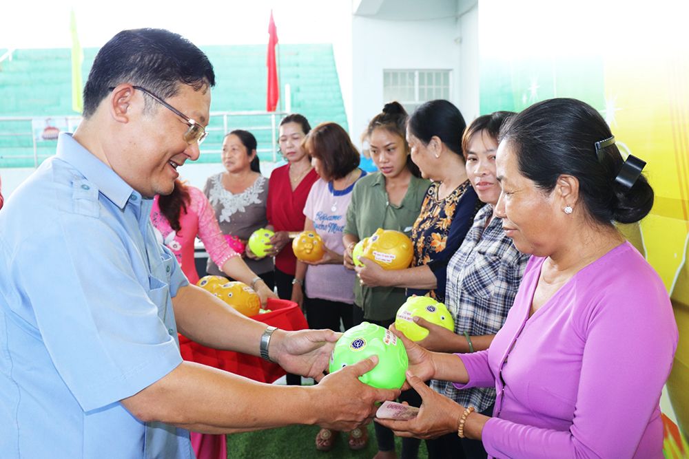 An Giang: Triển khai “Ống heo tiết kiệm tham gia BHXH tự nguyện, BHYT hộ gia đình”