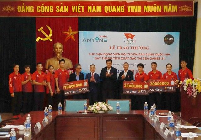 Trao thưởng các VĐV bắn súng tại SEA Games 31