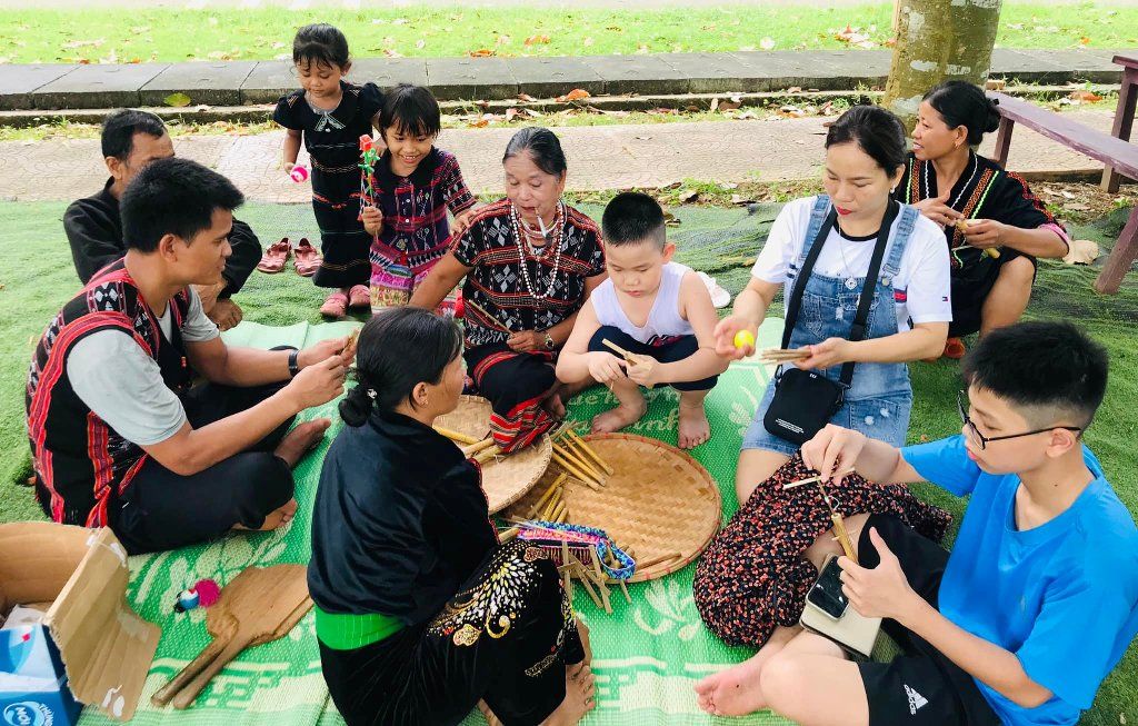 Hấp dẫn các hoạt động “Làng với tuổi thơ”