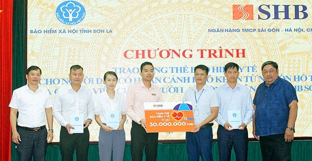 BHXH tỉnh Sơn La tặng thẻ BHYT cho người dân có hoàn cảnh khó khăn