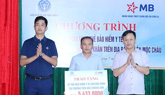 BHXH Sơn La tặng trao thẻ BHYT cho học sinh có hoàn cảnh khó khăn