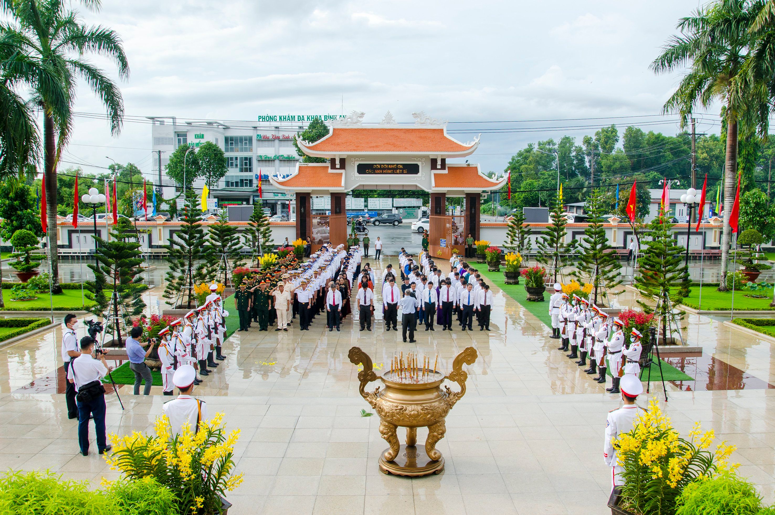 “Đời đời ghi nhớ công ơn của các Anh hùng Liệt sĩ”