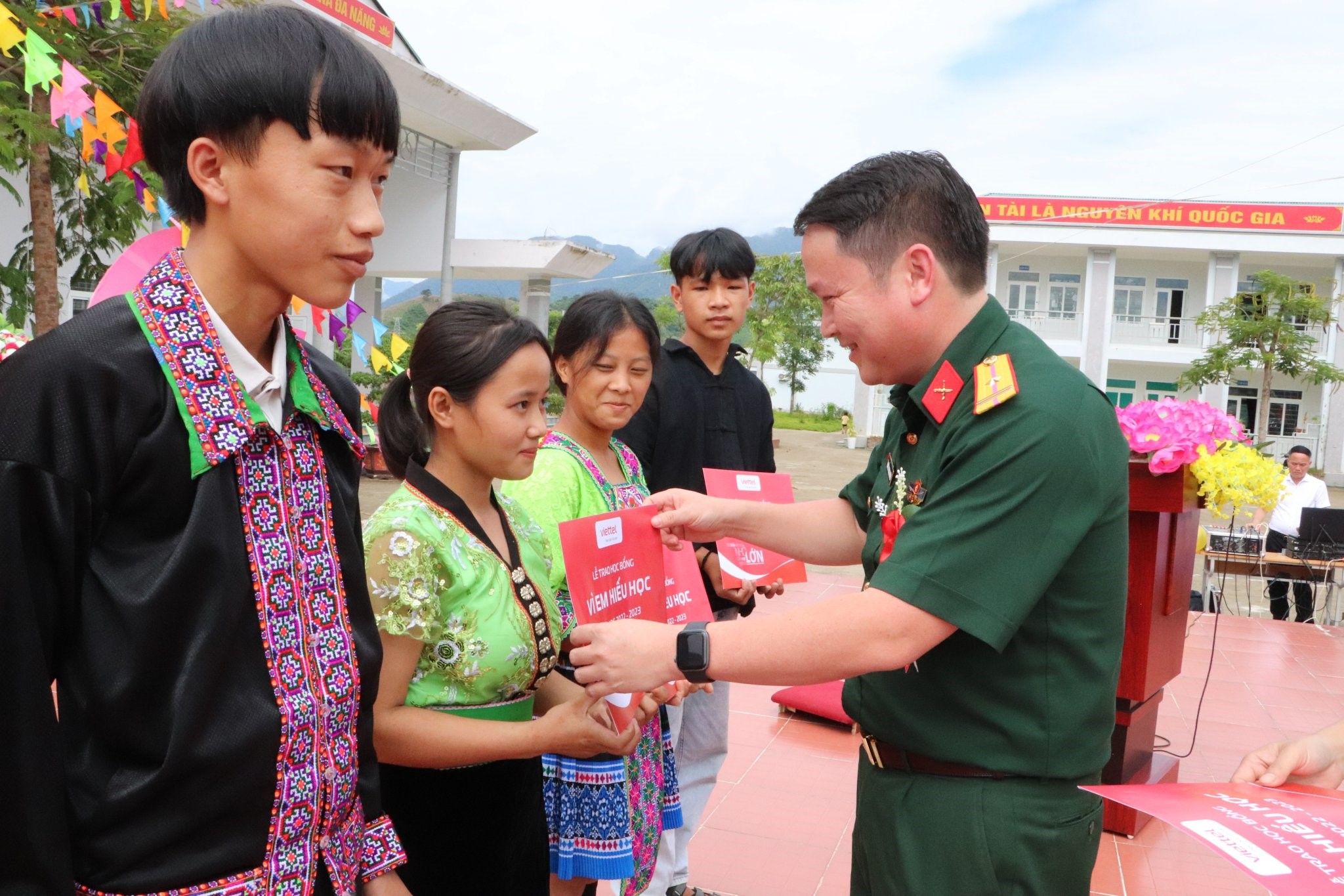 Trao hơn 40 tỷ đồng học bổng “Vì em hiếu học”