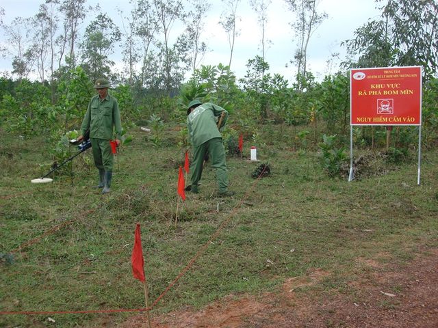 Khẩn trương tổng kết thi hành quy định pháp luật về khắc phục hậu quả bom mìn sau chiến tranh