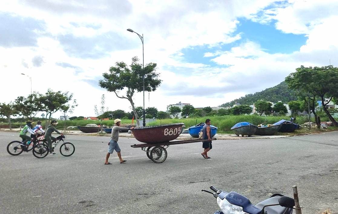 Đà Nẵng: Hối hả đưa phương tiện đánh bắt lên bờ tránh bão 