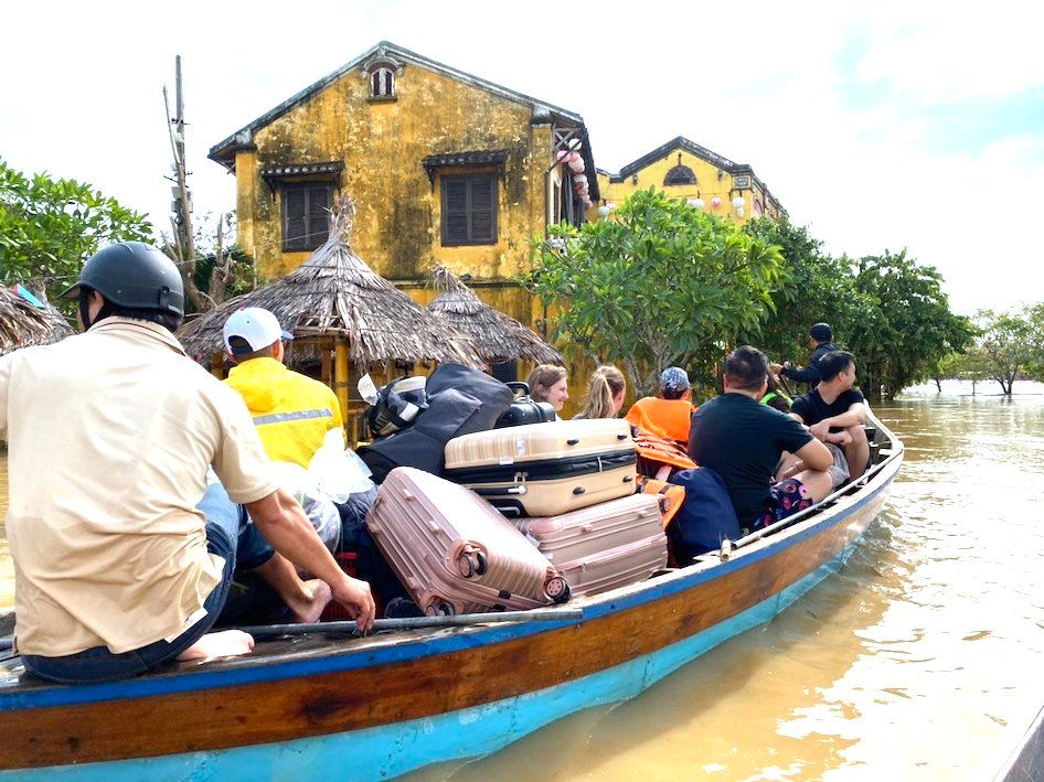 Thành phố du lịch Hội An chìm trong nước lũ