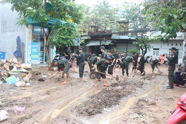 Lực lượng vũ trang hỗ trợ khắc phục hậu quả sau mưa lũ ở Bình Định