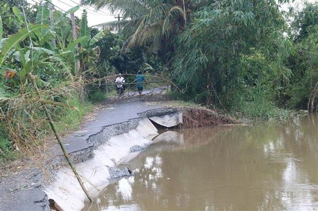 Bờ sông Ba Rày (Tiền Giang) tiếp tục sạt lở nghiêm trọng