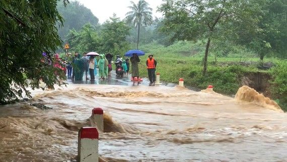 Bắc Bộ nắng hanh, Nam Bộ chiều và tối có mưa rào