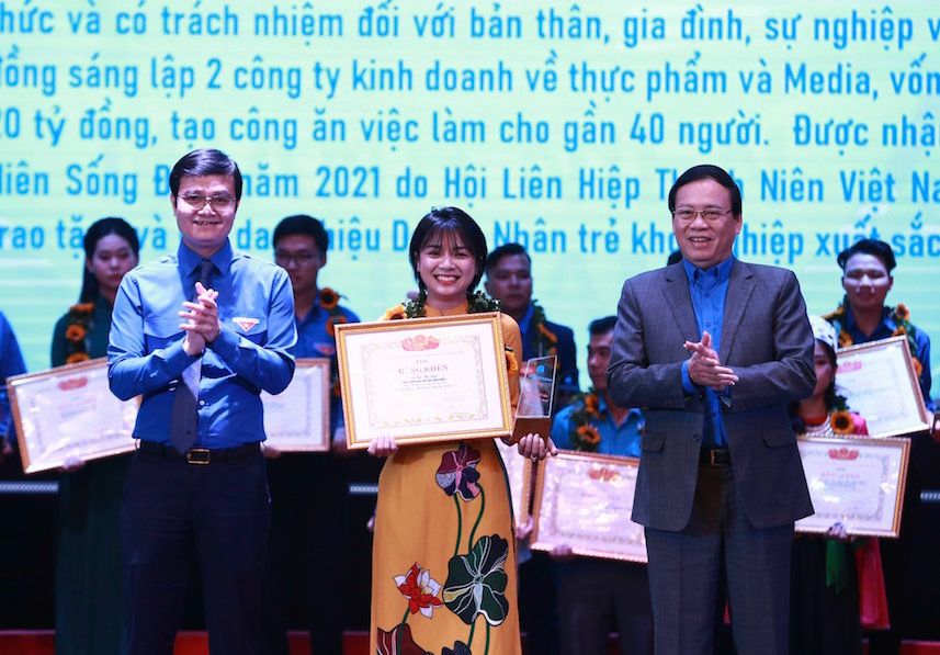 56 cán bộ Hội Liên hiệp thanh niên nhận giải thưởng "15 tháng 10"