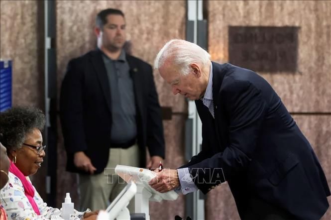 Bầu cử Mỹ: Tổng thống J.Biden đi bỏ phiếu sớm