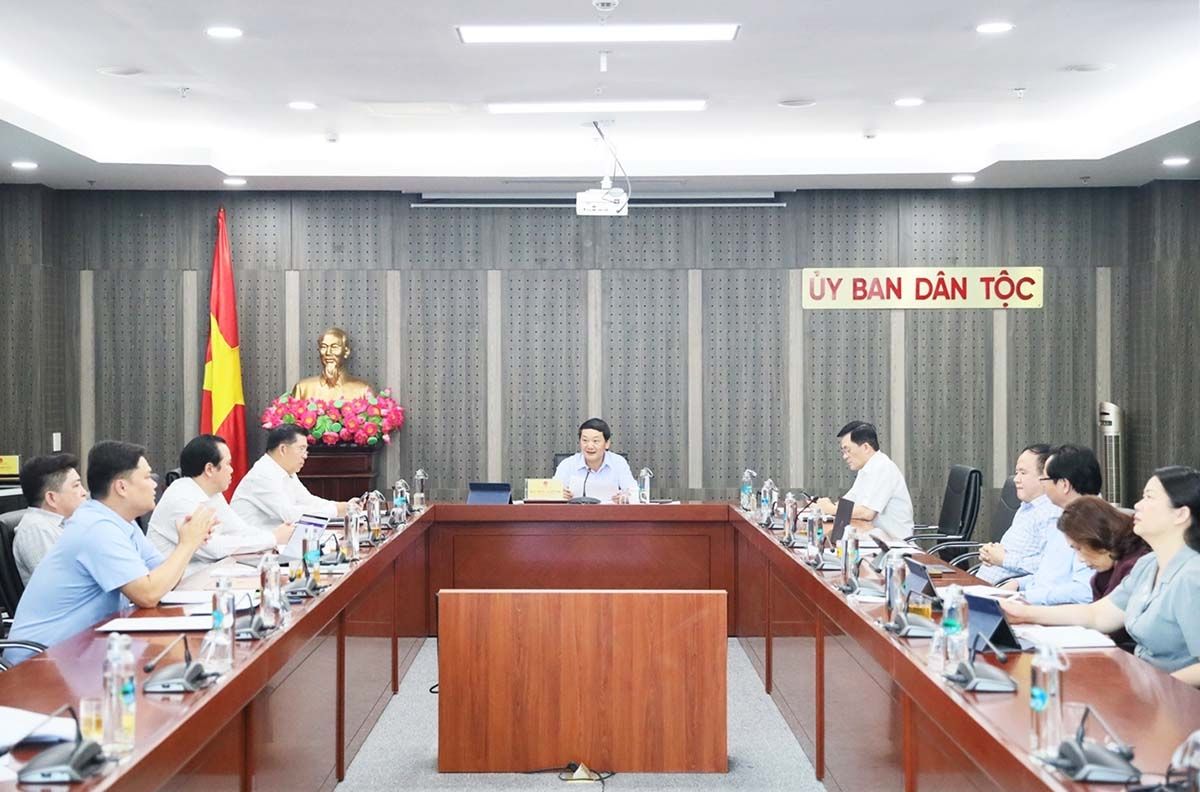 Bộ trưởng, Chủ nhiệm Hầu A Lềnh chủ trì giao ban Lãnh đạo Ủy ban tuần 44 năm 2022