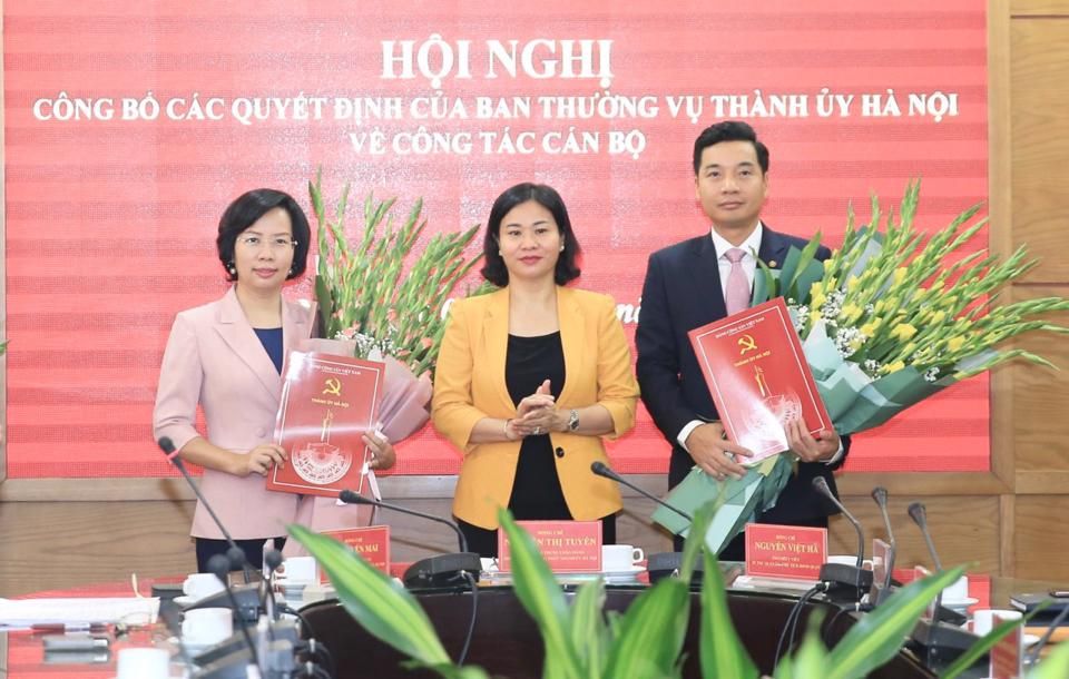 Lãnh đạo TP Hà Nội trao các quyết định về công tác cán bộ