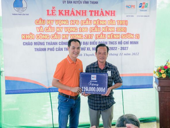 Khánh thành cây cầu thứ 238 và trao tặng quà cho học sinh nghèo tại các tỉnh miền Tây