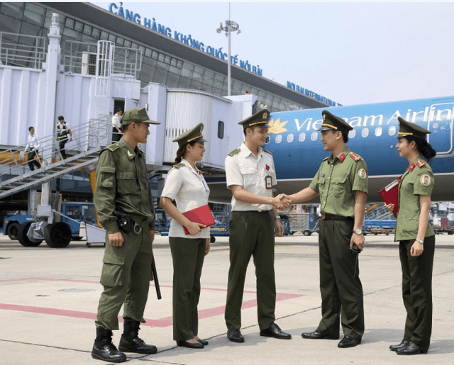 Quản lý, bảo đảm an ninh, trật tự tại cửa khẩu đường hàng không