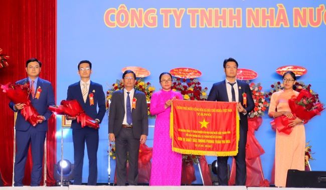 Công ty Yến sào Khánh Hòa đón nhận Huân chương Lao động hạng Nhất