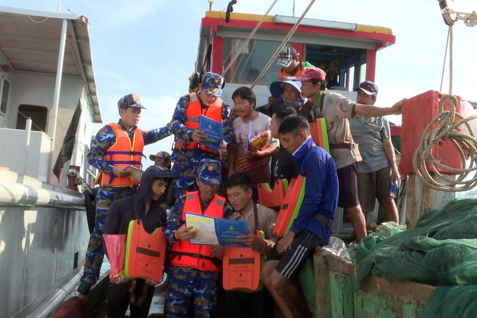 Vùng 5 Hải quân tuyên truyền, phổ biến pháp luật cho ngư dân