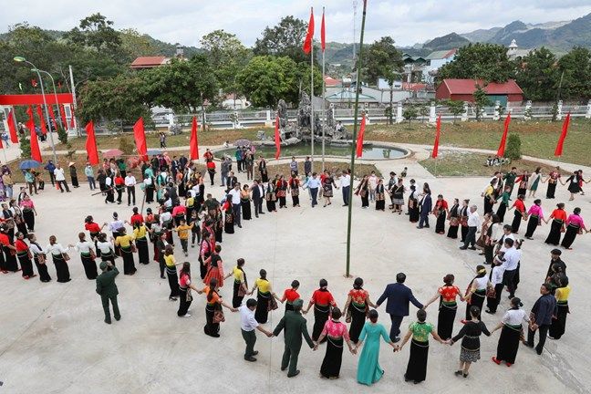 Lãnh đạo MTTQ Việt Nam, Ủy ban Dân tộc tham gia các trò chơi dân gian với đồng bào các dân tộc