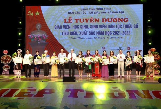 Tuyên dương giáo viên, học sinh, sinh viên dân tộc thiểu số tiêu biểu, xuất sắc