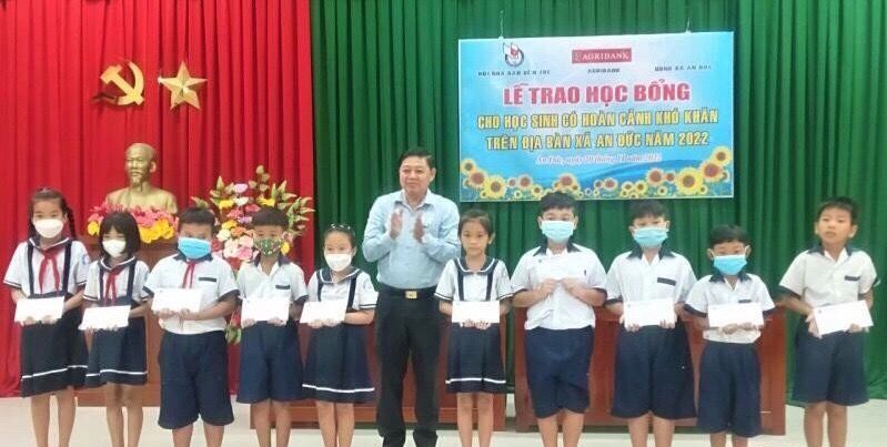 Trao học bổng cho học sinh nghèo tại Bến Tre