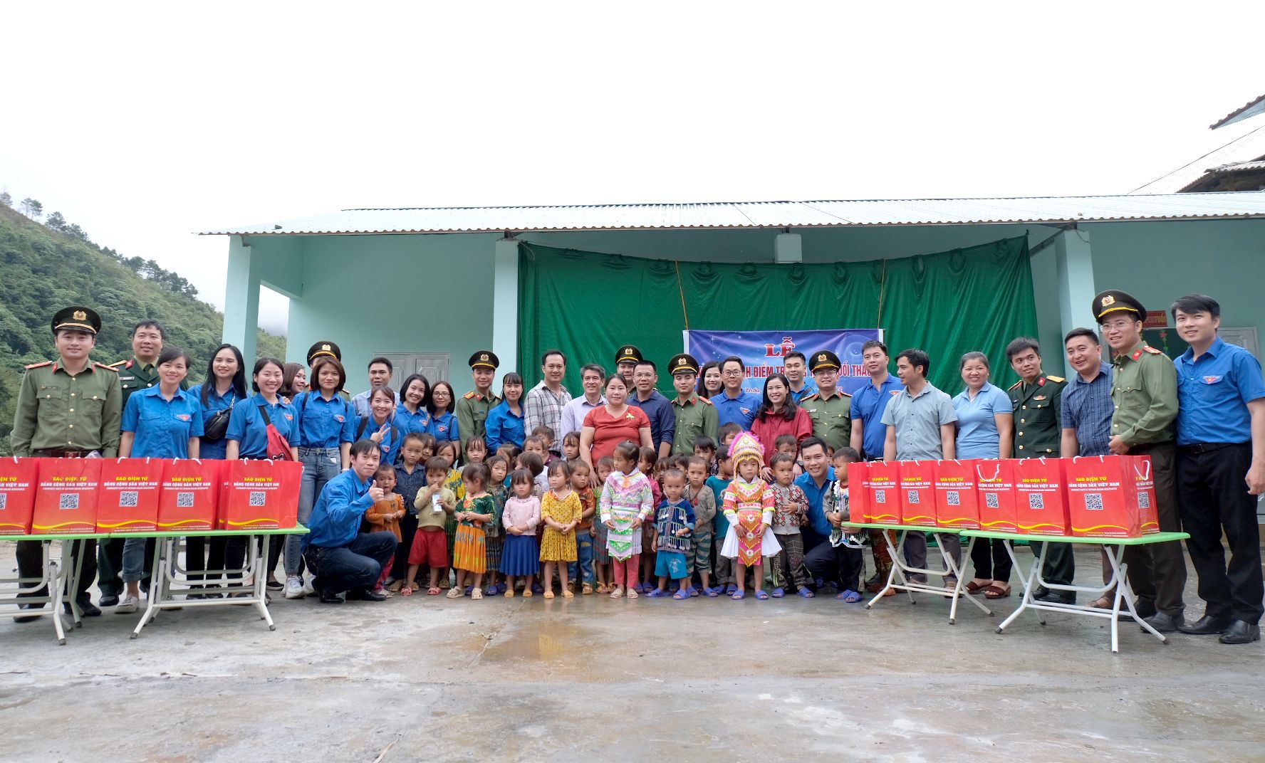 Xúc động Chương trình "Đông ấm cho Em" tại Hà Giang