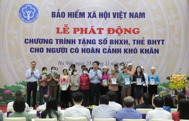 Phát động tặng sổ BHXH, thẻ BHYT cho người có hoàn cảnh khó khăn