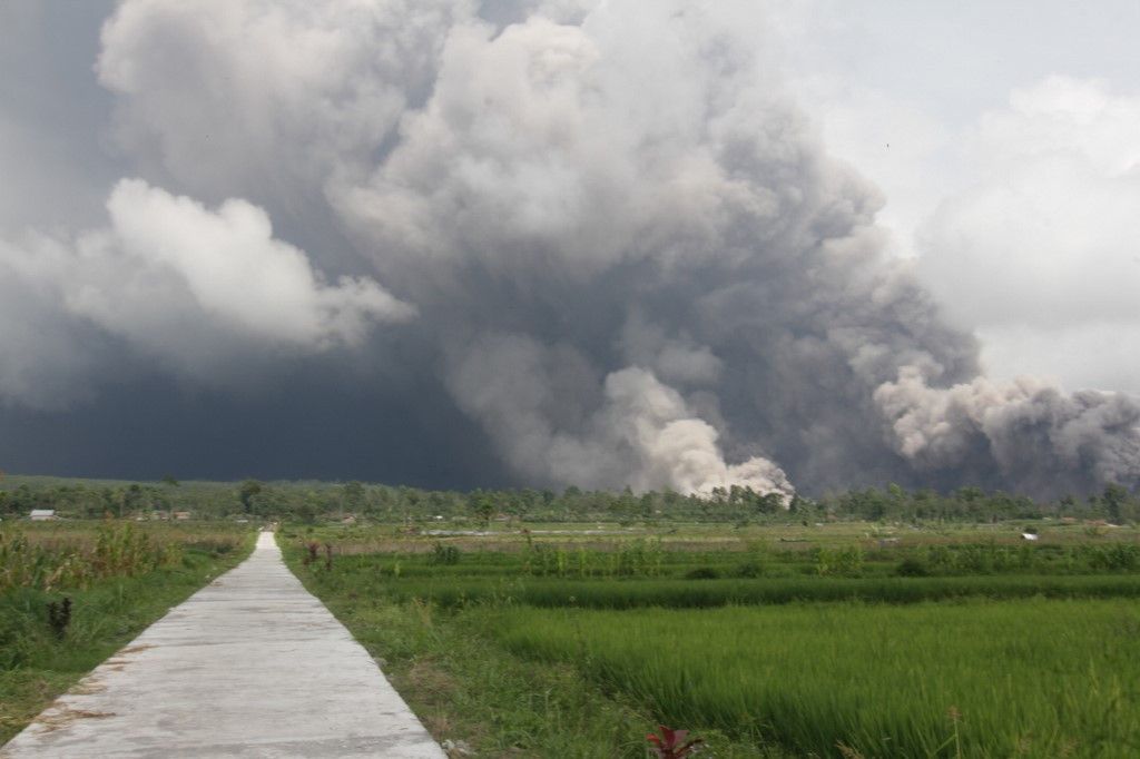 Núi lửa Semeru phun trào: Indonesia nâng cảnh báo lên mức cao nhất