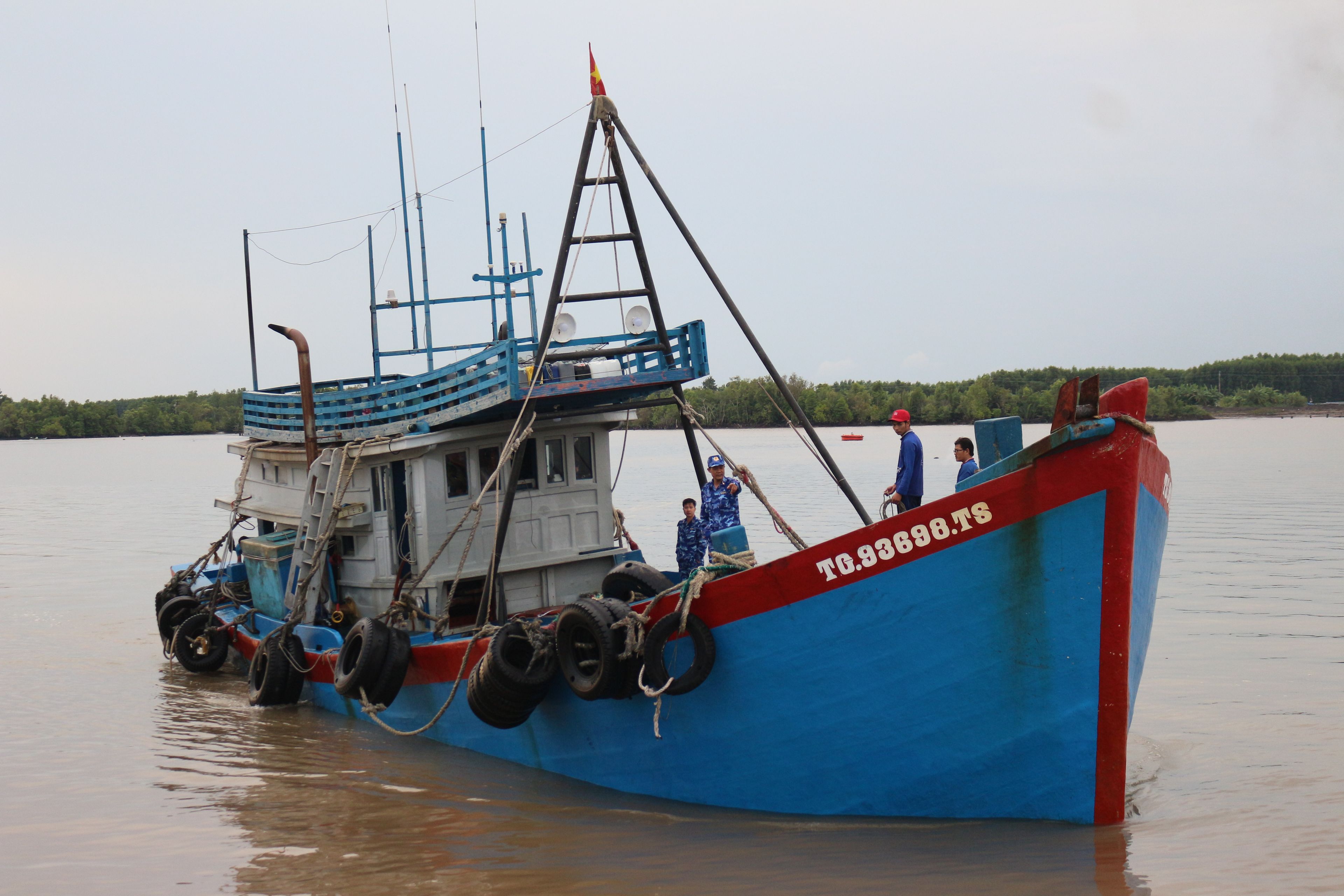 Cảnh sát biển bắt giữ tàu cá chở số lượng lớn dầu DO không rõ nguồn gốc