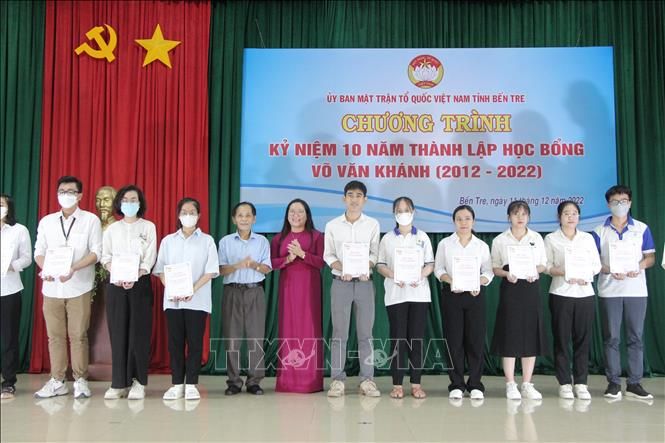 Bến Tre: Trao tặng 386 triệu đồng học bổng cho học sinh, sinh viên