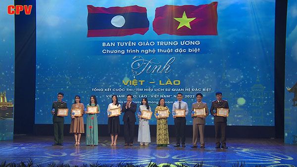 Chương trình nghệ thuật đặc biệt "Tình Việt - Lào" tôn vinh mối quan hệ hữu nghị vĩ đại