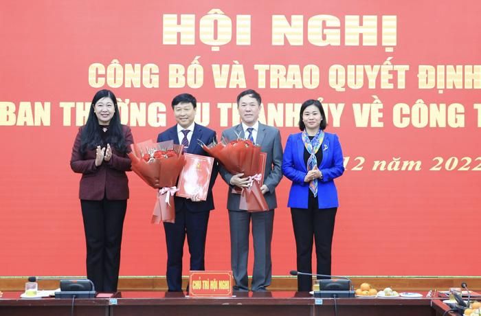 Hà Nội: Trao các quyết định về công tác cán bộ