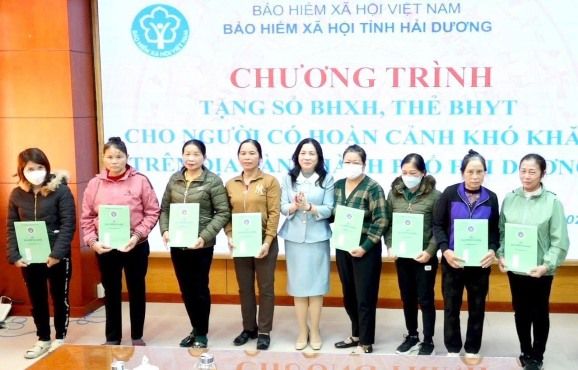  Hải Dương: Trao tặng sổ BHXH, thẻ BHYT cho người dân có hoàn cảnh khó khăn