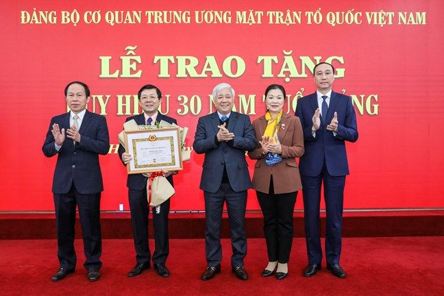 Trao huy hiệu 30 năm tuổi Đảng cho đồng chí Nguyễn Hữu Dũng