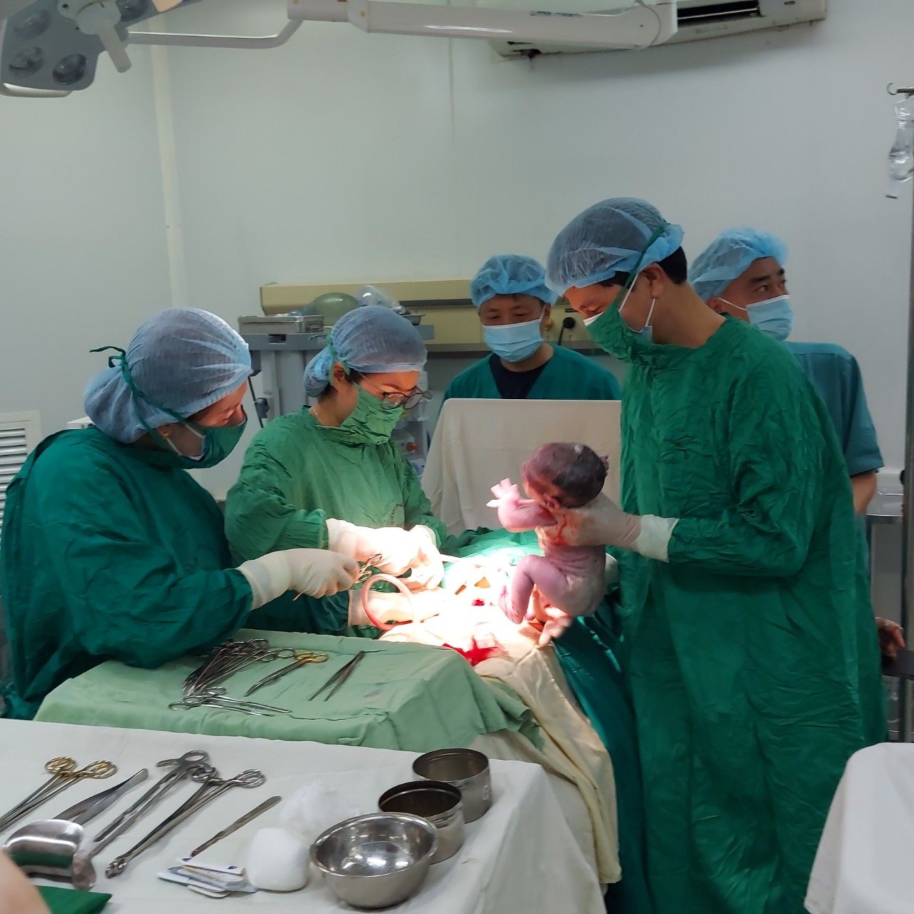 Bắc Giang: Xúc đồng hình ảnh em bé đầu tiên chào đời bằng thụ tinh trong ống nghiệm