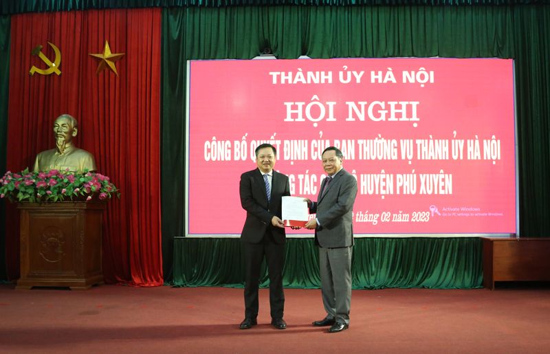 Ban Thường vụ Thành ủy Hà Nội trao quyết định về công tác cán bộ