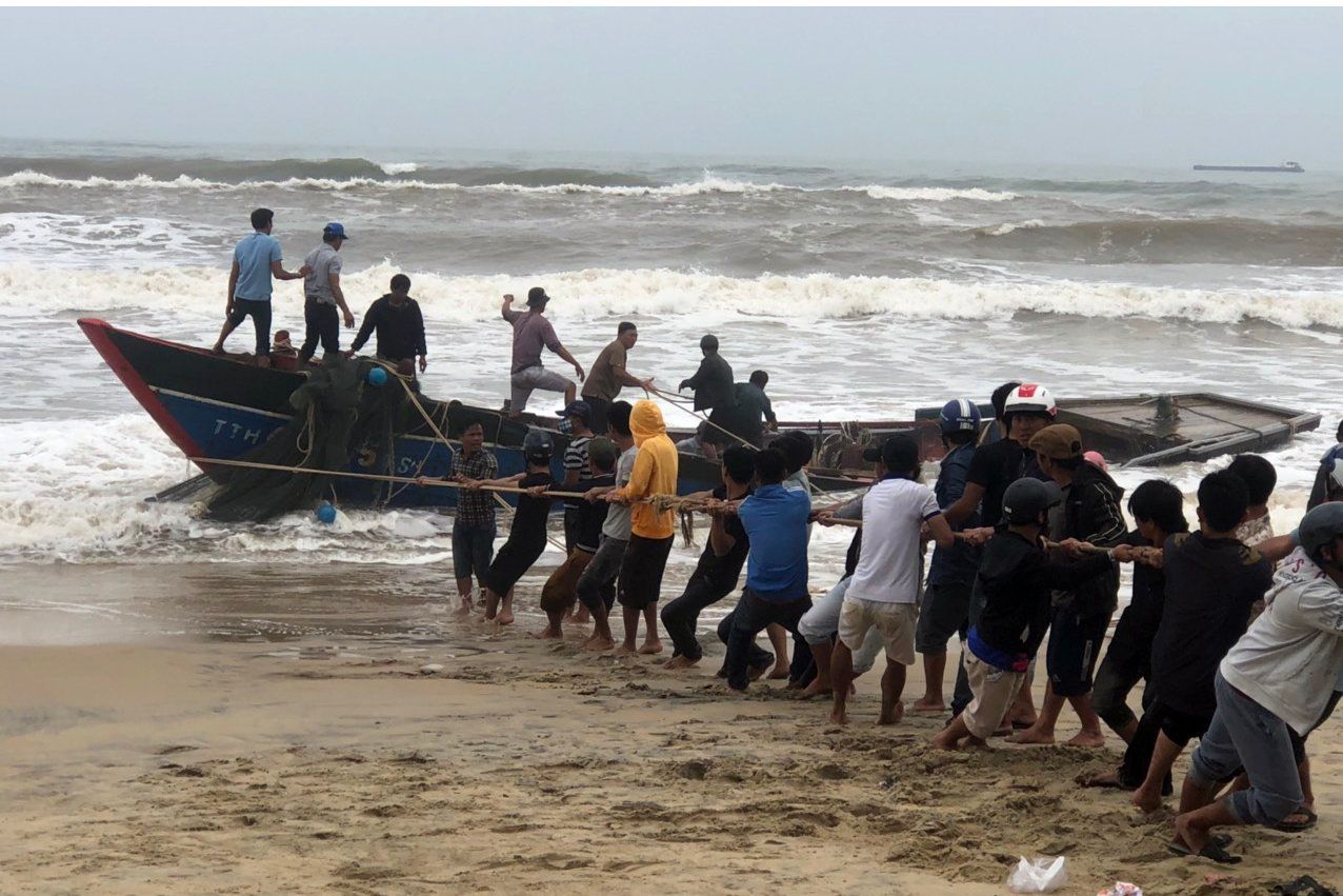 Thừa Thiên Huế: Trục vớt thành công tàu cá bị sóng đánh chìm