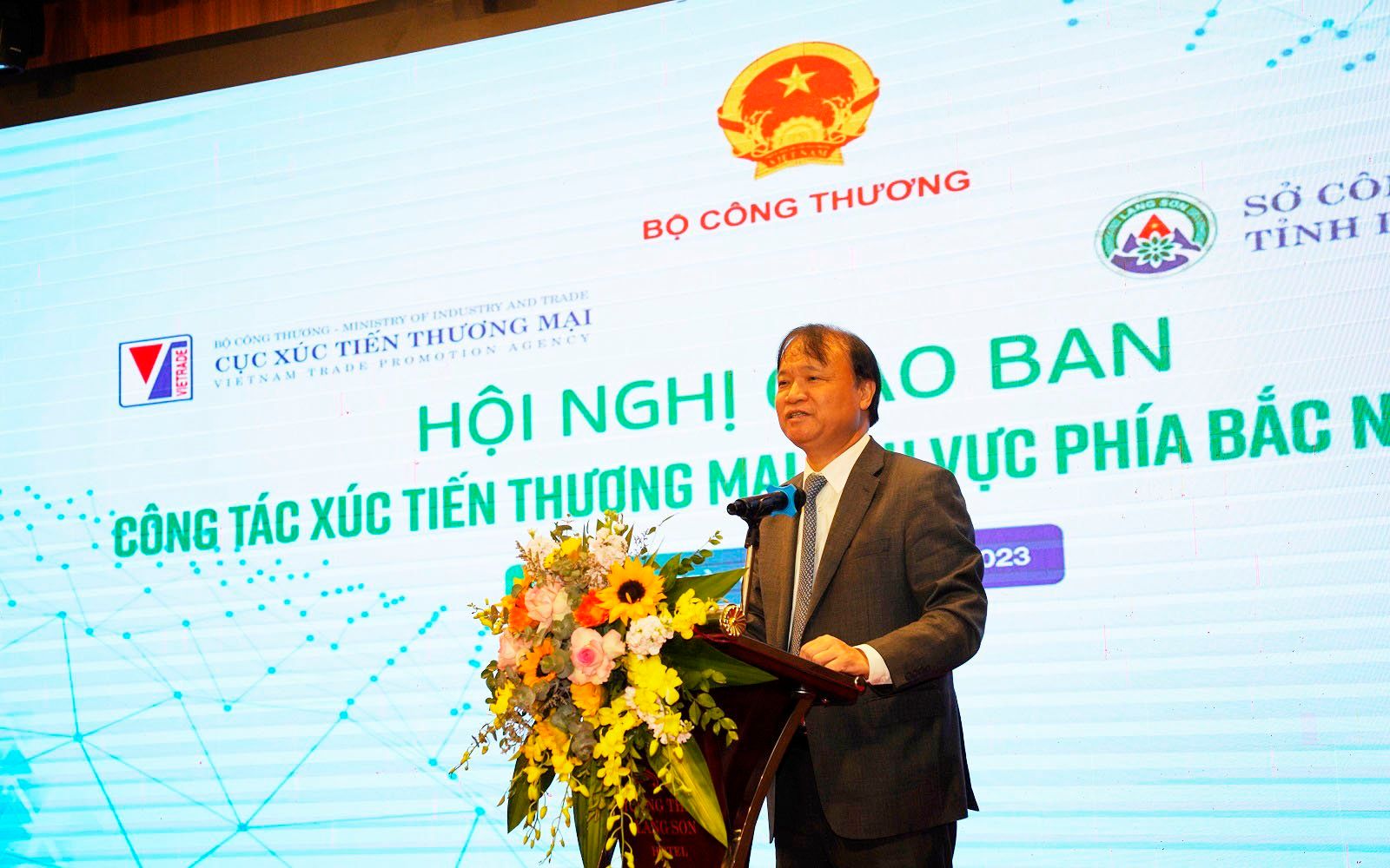 Đẩy mạnh xúc tiến thương mại, hỗ trợ phát triển sản xuất kinh doanh