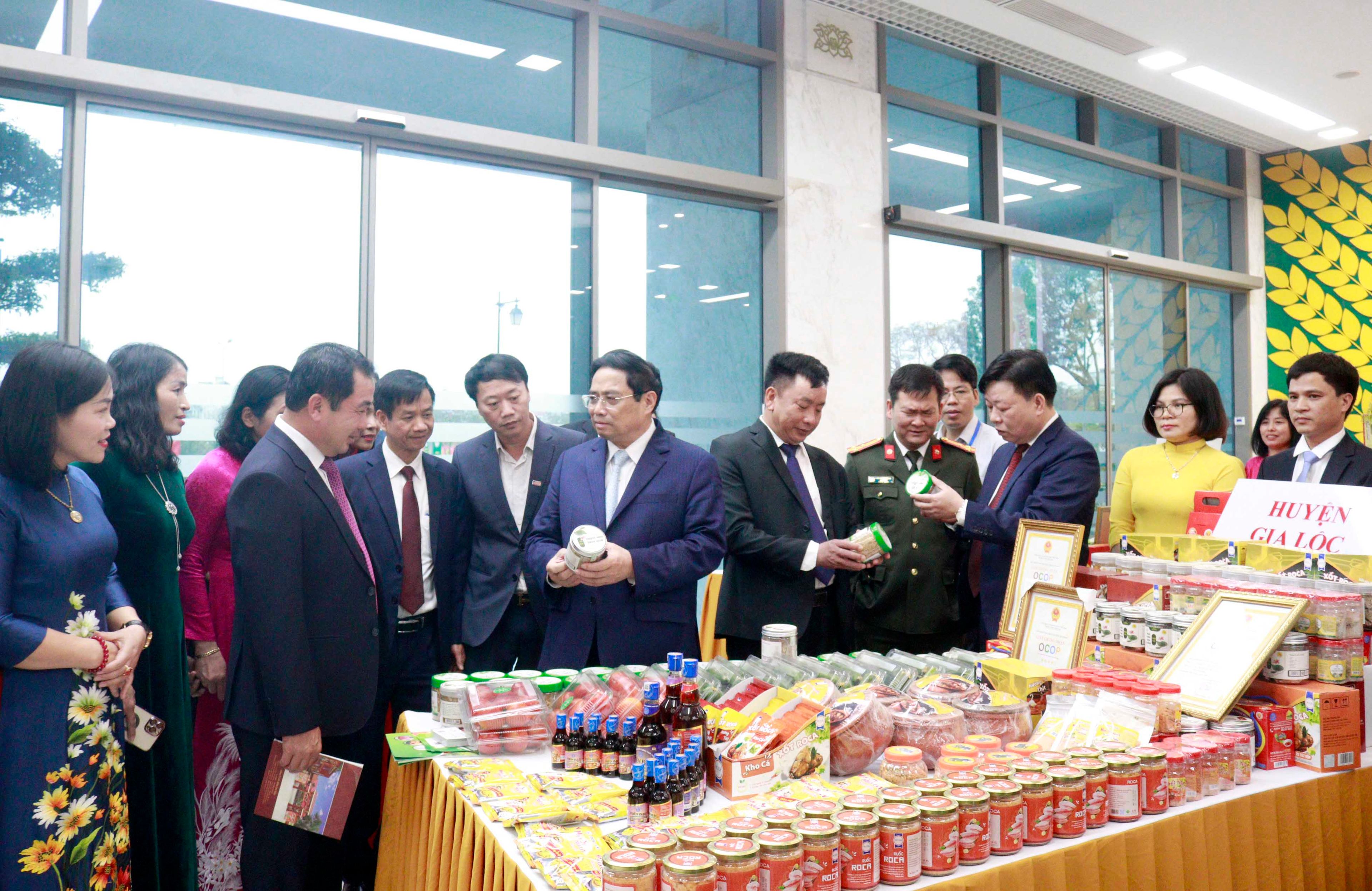 Thủ tướng Phạm Minh Chính tham quan những gian hàng nông sản đặc sản, chủ lực của Hải Dương