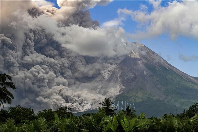 Indonesia: Núi lửa Merapi tạo cột khói bụi cao 1.300m