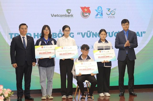 Dành 6 tỉ đồng trao học bổng “Vững tương lai” cho học sinh, sinh viên 