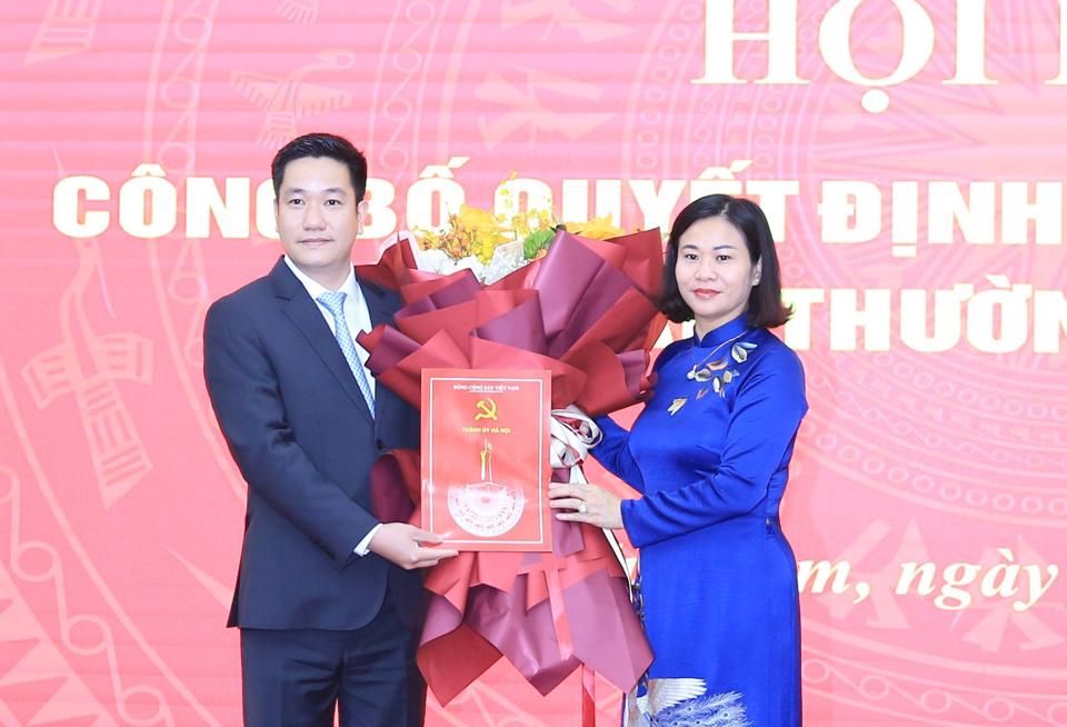 Ban Thường vụ Thành ủy Hà Nội trao quyết định về công tác cán bộ