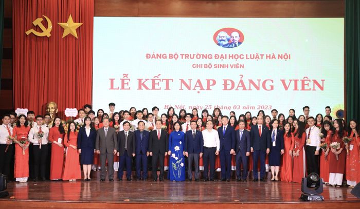 Trường Đại học Luật Hà Nội kết nạp 114 quần chúng ưu tú vào Đảng