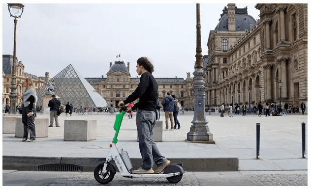 Người dân Paris bỏ phiếu cấm sử dụng xe scooter điện