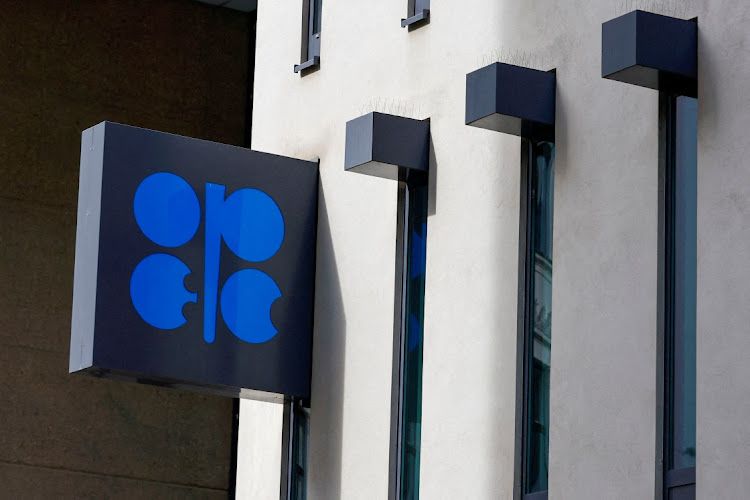 Một loạt quốc gia OPEC+ tự nguyện cắt giảm sản lượng dầu mỏ