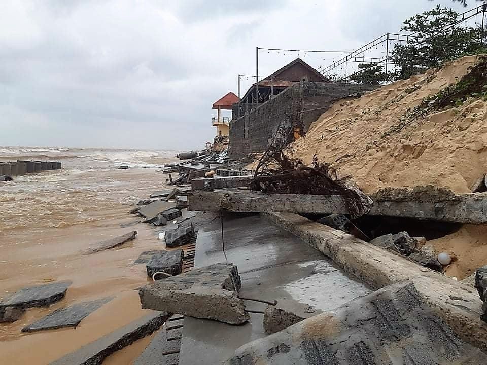 Quảng Trị đầu tư khắc phục khẩn cấp các điểm sạt lở bờ sông và đê biển