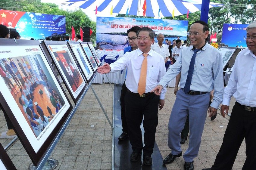 Trưng bày ảnh “Luật gia Việt Nam với biển đảo quê hương”