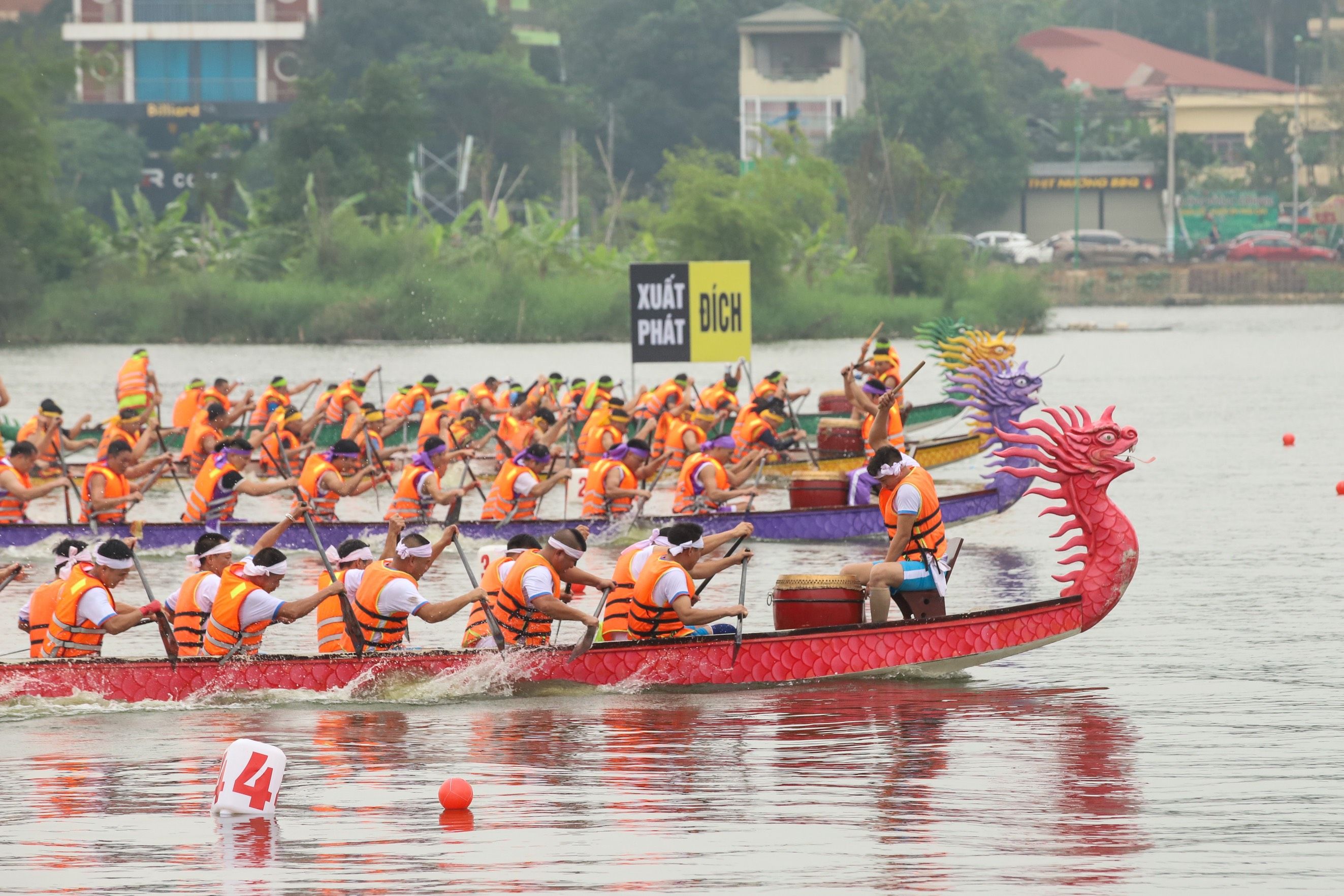 Phú Thọ: Sôi động cuộc đua bơi chải trên hồ công viên Văn Lang