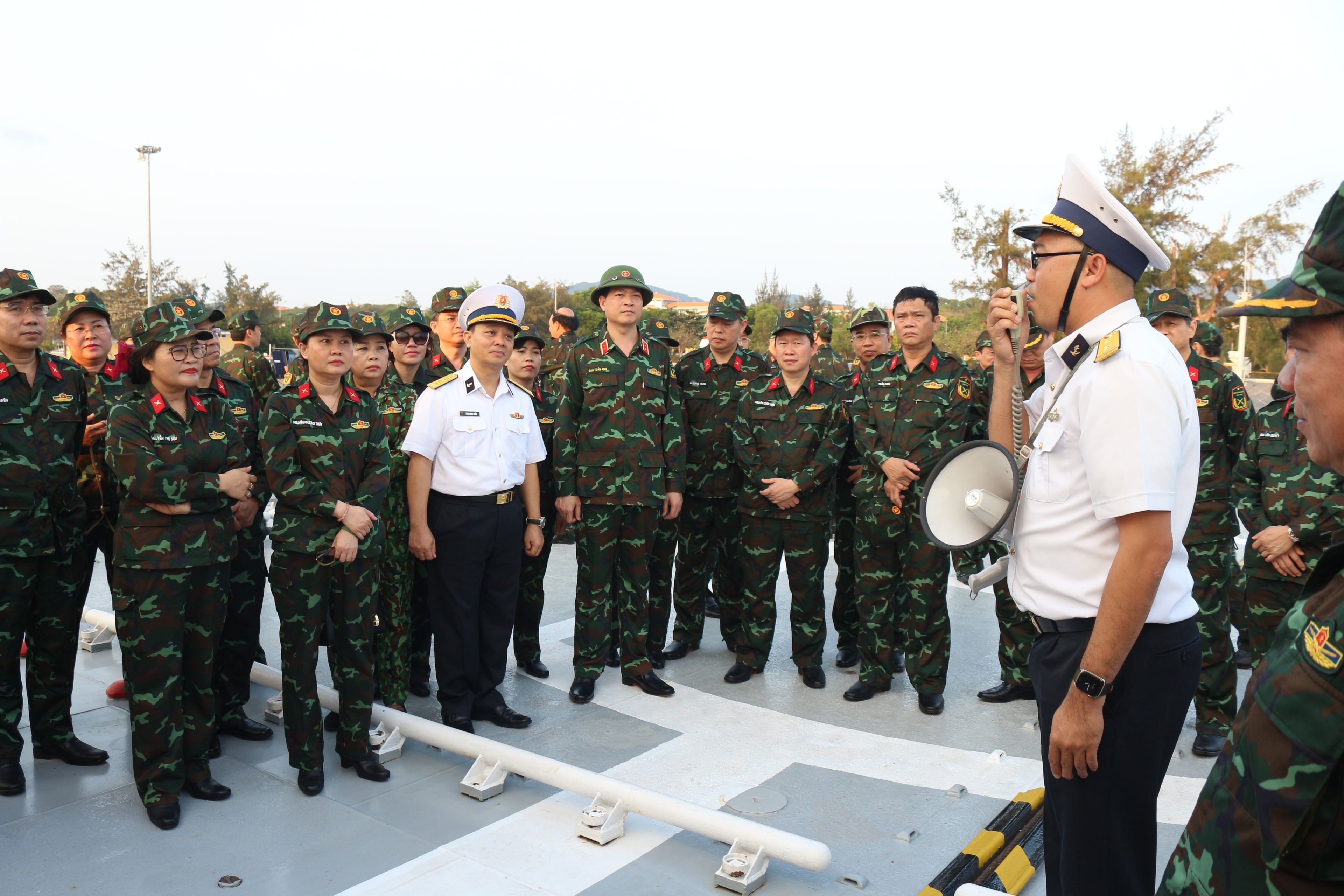 Đoàn công tác Học viện Quốc phòng nghiên cứu, học tập thực tế tại Vùng 4 Hải quân