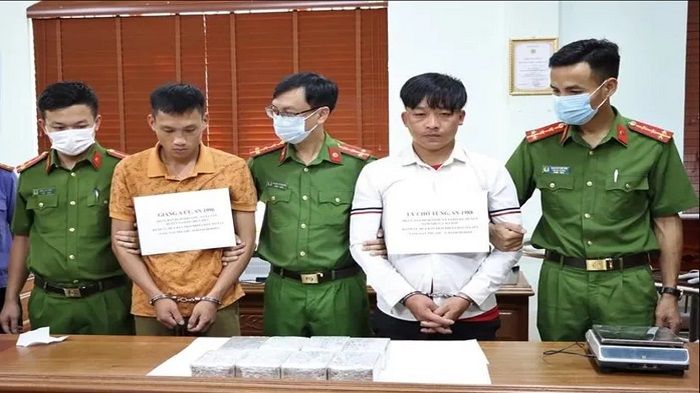 Bắt hai đối tượng mua bán 16 bánh heroin