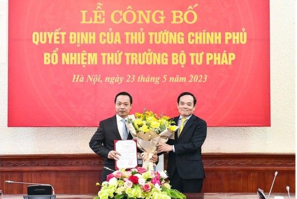 Trao Quyết định điều động, bổ nhiệm đồng chí Trần Tiến Dũng giữ chức Thứ trưởng Bộ Tư pháp